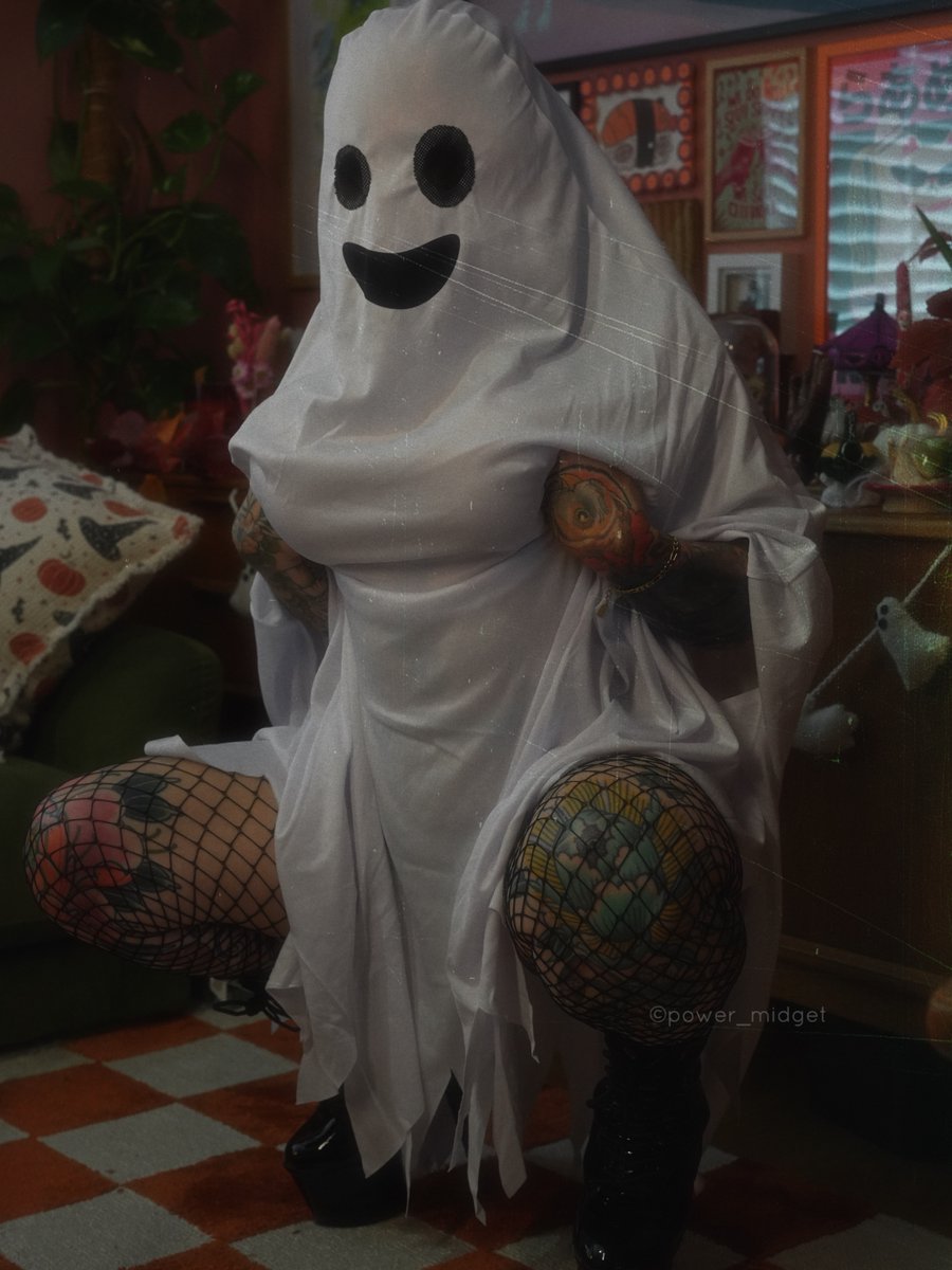 Power_midget_x's tweet photo. BOO-bies 👻 https://t.co/4EehSeIFoJ