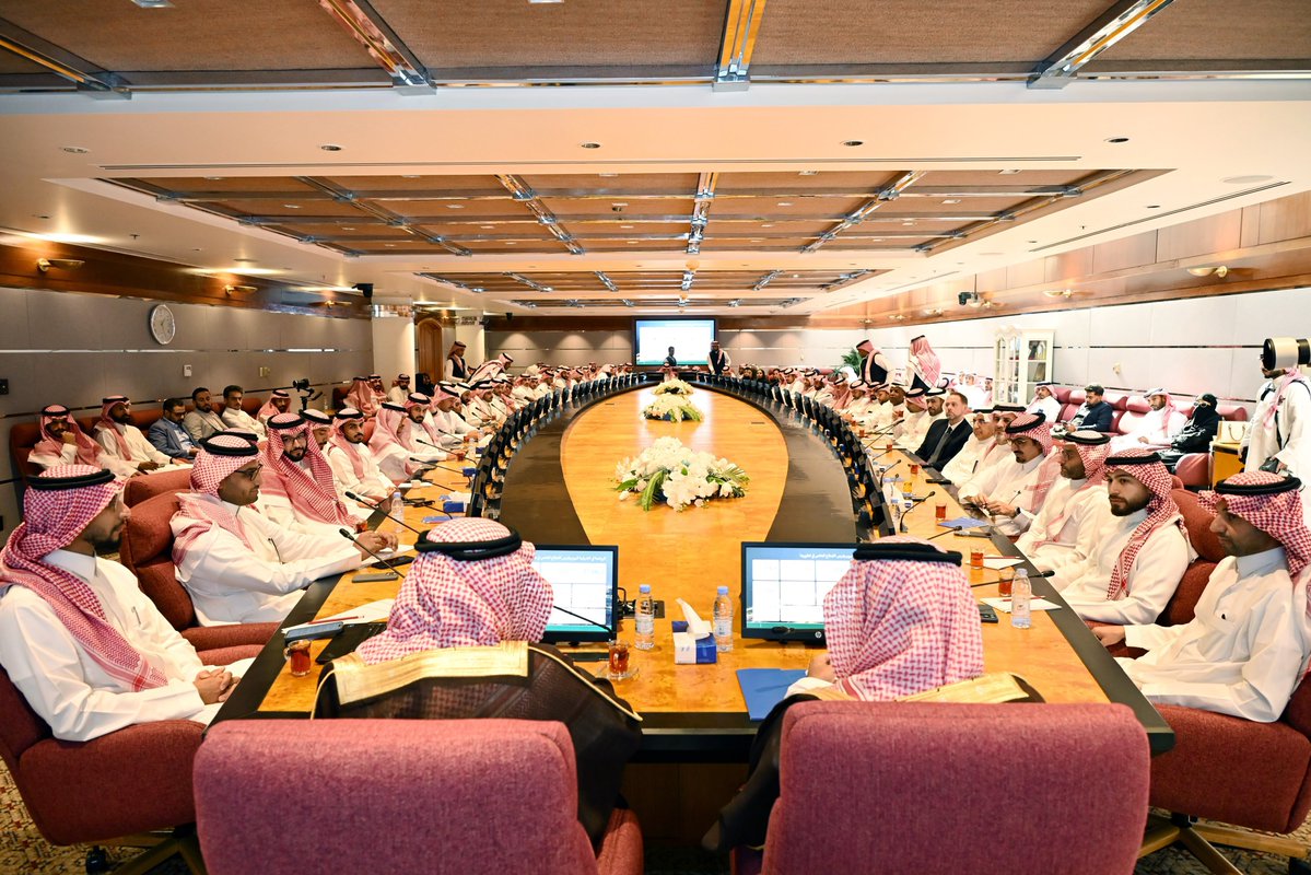 mosgovsa's tweet photo. معالي نائب وزير الرياضة الأستاذ بدر بن عبدالرحمن القاضي يلتقي رئيس مجلس إدارة غرفة الشرقية الأستاذ فهد بن عبدالله الفراج، وعددًا من ممثلي قطاع الأعمال بالمنطقة الشرقية، وجرى خلال اللقاء بحث سبل تعزيز الشراكة بين القطاعين الحكومي والخاص، واستعراض الفرص الاستثمارية في القطاع الرياضي.