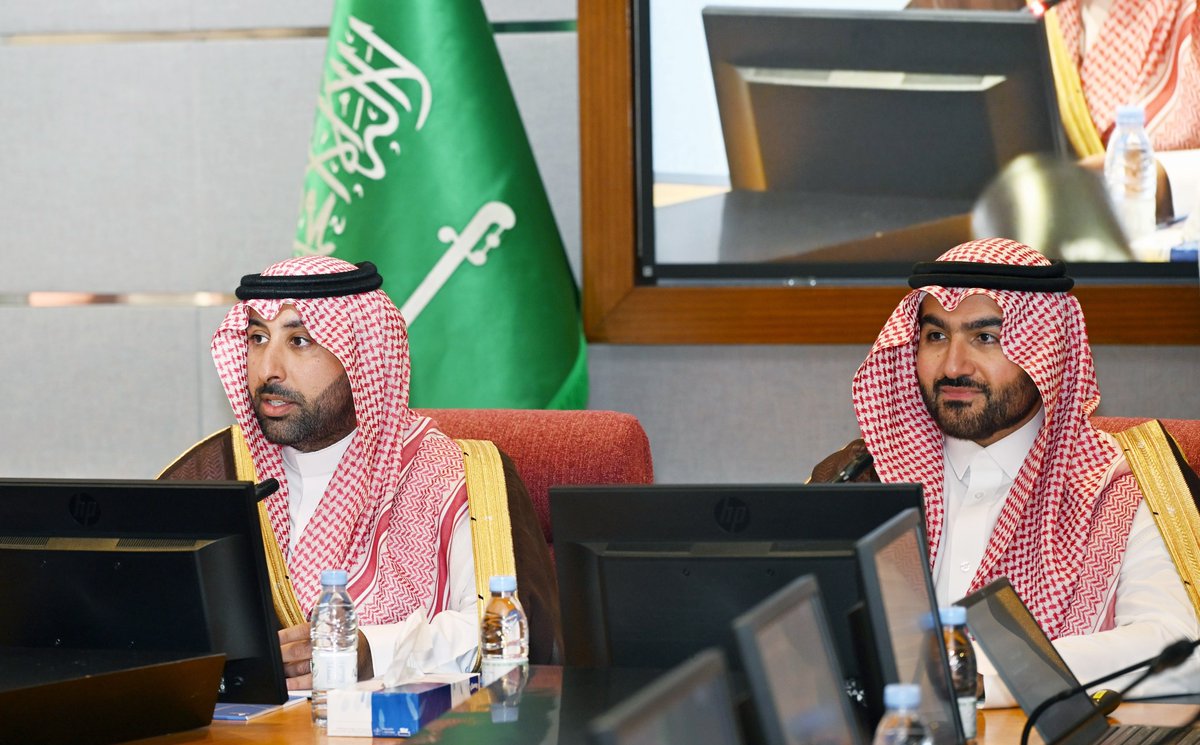 mosgovsa's tweet photo. معالي نائب وزير الرياضة الأستاذ بدر بن عبدالرحمن القاضي يلتقي رئيس مجلس إدارة غرفة الشرقية الأستاذ فهد بن عبدالله الفراج، وعددًا من ممثلي قطاع الأعمال بالمنطقة الشرقية، وجرى خلال اللقاء بحث سبل تعزيز الشراكة بين القطاعين الحكومي والخاص، واستعراض الفرص الاستثمارية في القطاع الرياضي.