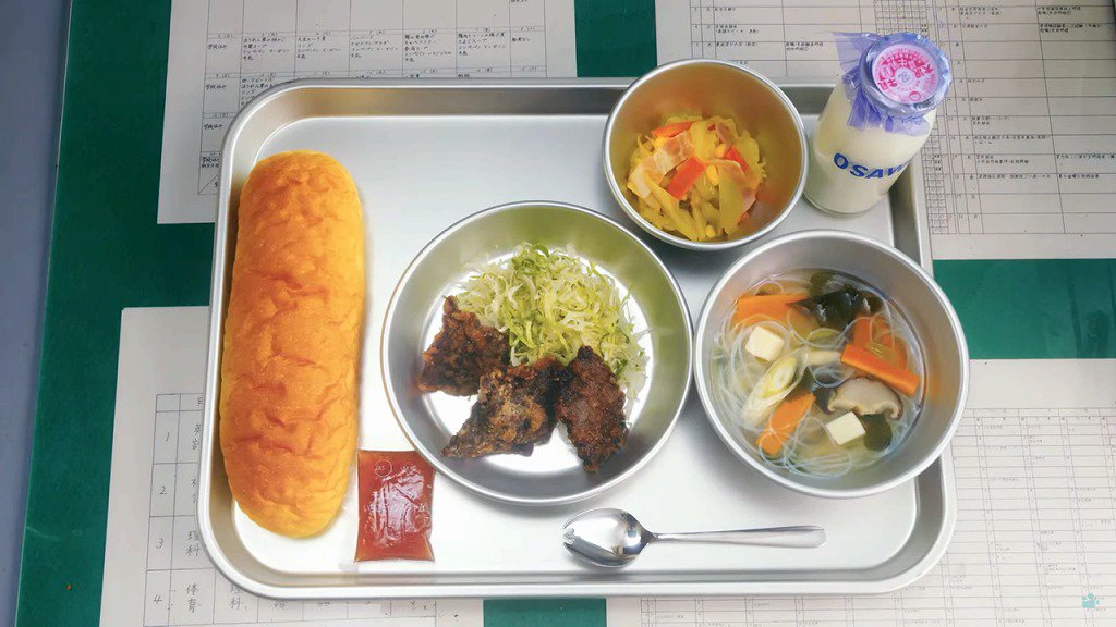 nirehaha's tweet photo. うちの子は、ドラマ「おいしい給食」を見て小学校を楽しみにしてた。

こんな給食出てくると思ってたのにね。
「保育園より量がない」「保育園の方が良かった」ってしょげてる。 https://t.co/8jsqyg3QHD