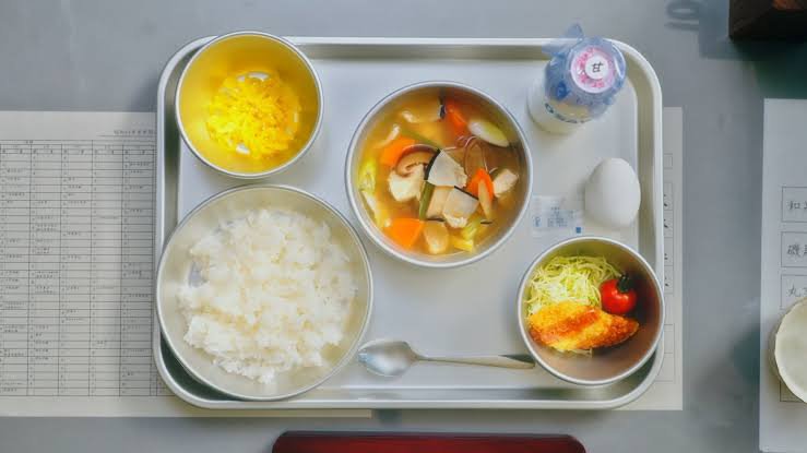 nirehaha's tweet photo. うちの子は、ドラマ「おいしい給食」を見て小学校を楽しみにしてた。

こんな給食出てくると思ってたのにね。
「保育園より量がない」「保育園の方が良かった」ってしょげてる。 https://t.co/8jsqyg3QHD