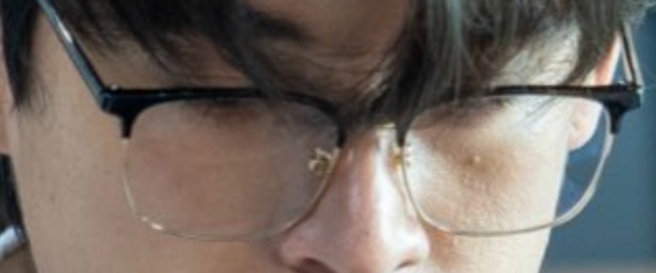 Gawincito___J's tweet photo. @RoundOneSeries @gawincaskey @thor_thinnaphan @titxn567 @michirujjangx Her eyelashes peek out from under her glasses; yes, this boy is too pretty 😭

#RoundOneSeries
#GawinCaskey https://t.co/q5Iax1H3SW