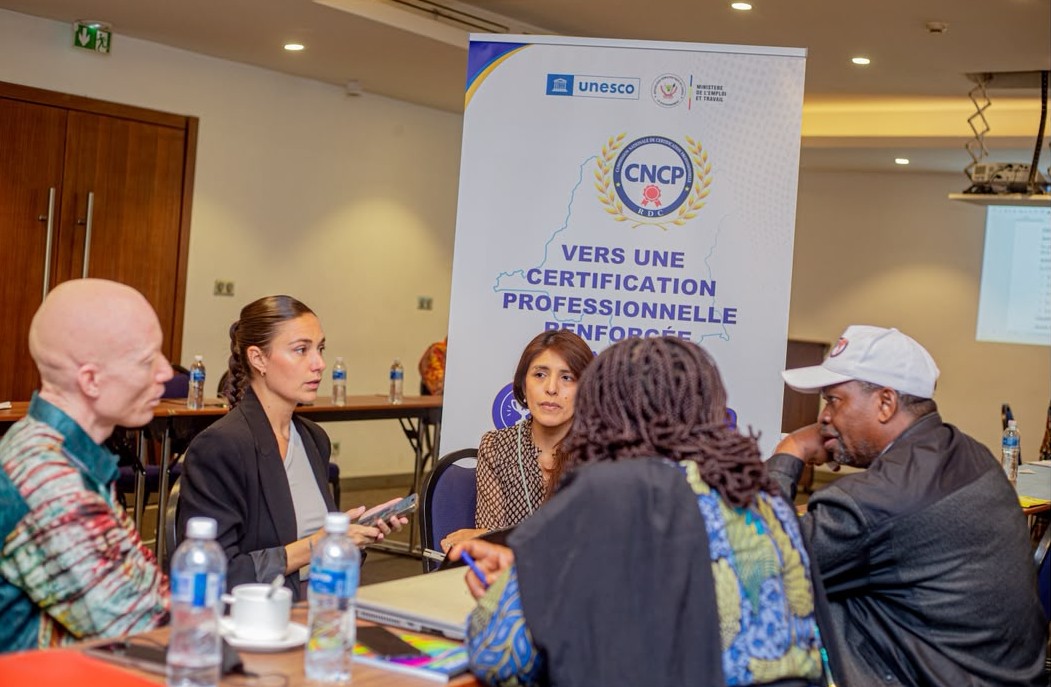UNESCOKinshasa's tweet photo. 🔷 𝗟'#𝗨𝗡𝗘𝗦𝗖𝗢 𝗮𝗰𝗰𝗼𝗺𝗽𝗮𝗴𝗻𝗲 𝗹𝗮 #𝗥𝗗𝗖 𝘃𝗲𝗿𝘀 𝗹𝗮 𝗰𝗲𝗿𝘁𝗶𝗳𝗶𝗰𝗮𝘁𝗶𝗼𝗻 𝗵𝗮𝗿𝗺𝗼𝗻𝗶𝘀𝗲́𝗲 𝗱𝗲𝘀 𝗰𝗼𝗺𝗽𝗲́𝘁𝗲𝗻𝗰𝗲𝘀

🔹 Du 5 au 9 octobre à #Kinshasa, l’UNESCO a accompagné la Commission nationale de certification professionnelle (#CNCP) dans la révision de son cadre institutionnel.
🔹 Réunis autour de cette réforme, des experts de plusieurs ministères ont élaboré et actualisé des documents de référence et posé les bases d’un cadre organisationnel et réglementaire modernisé.
📍 À travers son programme #CapED, l’#UNESCO poursuit son appui à la RDC pour un système de certification plus efficace, inclusif et adapté aux besoins des apprenants, des travailleurs et des employeurs. Une contribution concrète au renforcement de la reconnaissance et de la validation des compétences de la #jeunesse congolaise. 

#UNESCO #RDC #CapED
#CertificationProfessionnelle