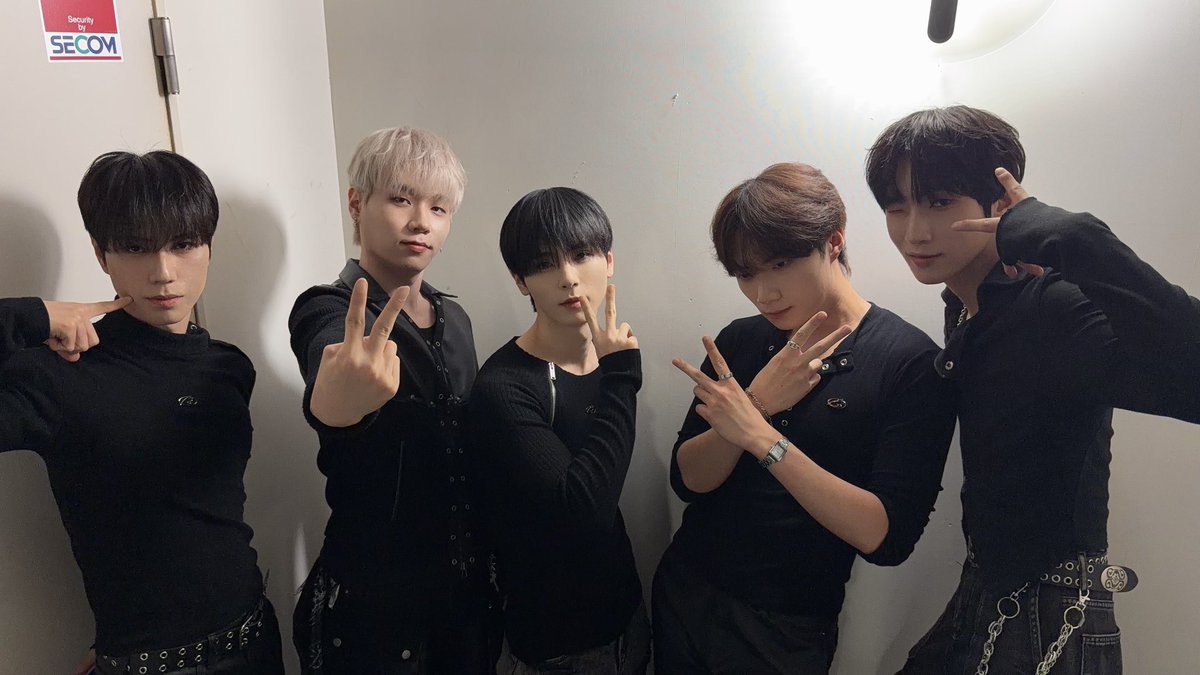 DONE_OFFICIALJP's tweet photo. D-ONE JAPAN LIVE –ELEVATE-

最近は朝晩が肌寒くなってきましたね！
Diaryの皆さんも体調に気をつけて、今日も元気に会いましょう❤️‍🔥

🗓️10/13(火) 18:00
📍K-Stage O!
🎫当日券あり

⭐ランダムチェキ・SPECIALクジ販売⭐
🤍初回観覧無料+2ショットチェキ撮影🎁

#D_ONE #DONE #ディーワン #新大久保 https://t.co/NJHT6hIzwq