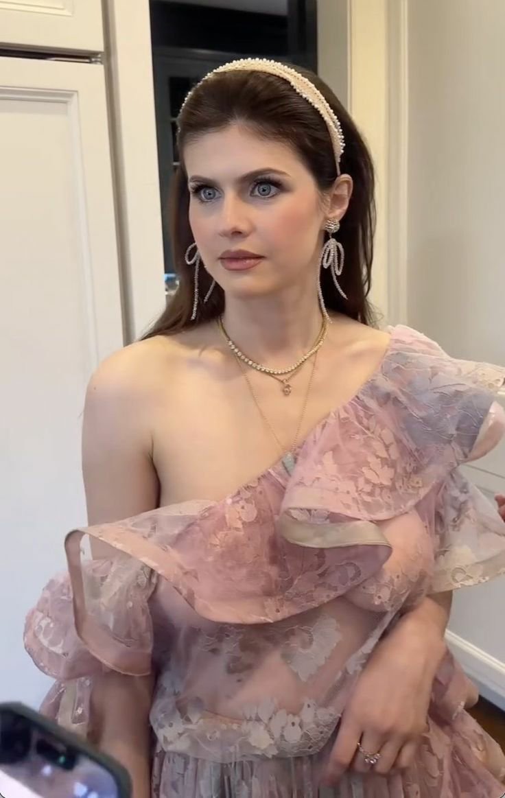 Hollywoodicon3's tweet photo. Alexandra Daddario
A beautiful soul, a charming smile, and a heart full of magic. ✨💕 https://t.co/ckzBs9ZNA5