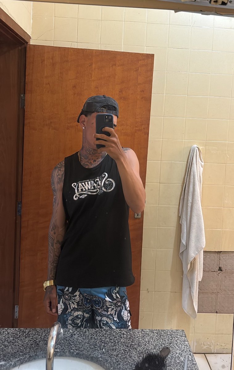 rastafalou's tweet photo. Nem parece o mesmo sem camisa.?🤣 https://t.co/JSAhqdl3Km