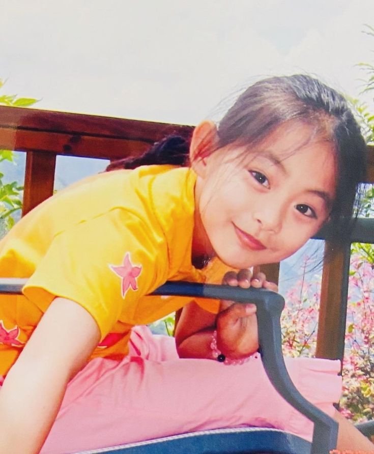 wintersleave's tweet photo. kakak tzuyu yang selalu diikuti baby liam di belakang sepedanya😔 https://t.co/q76ccNHi1v