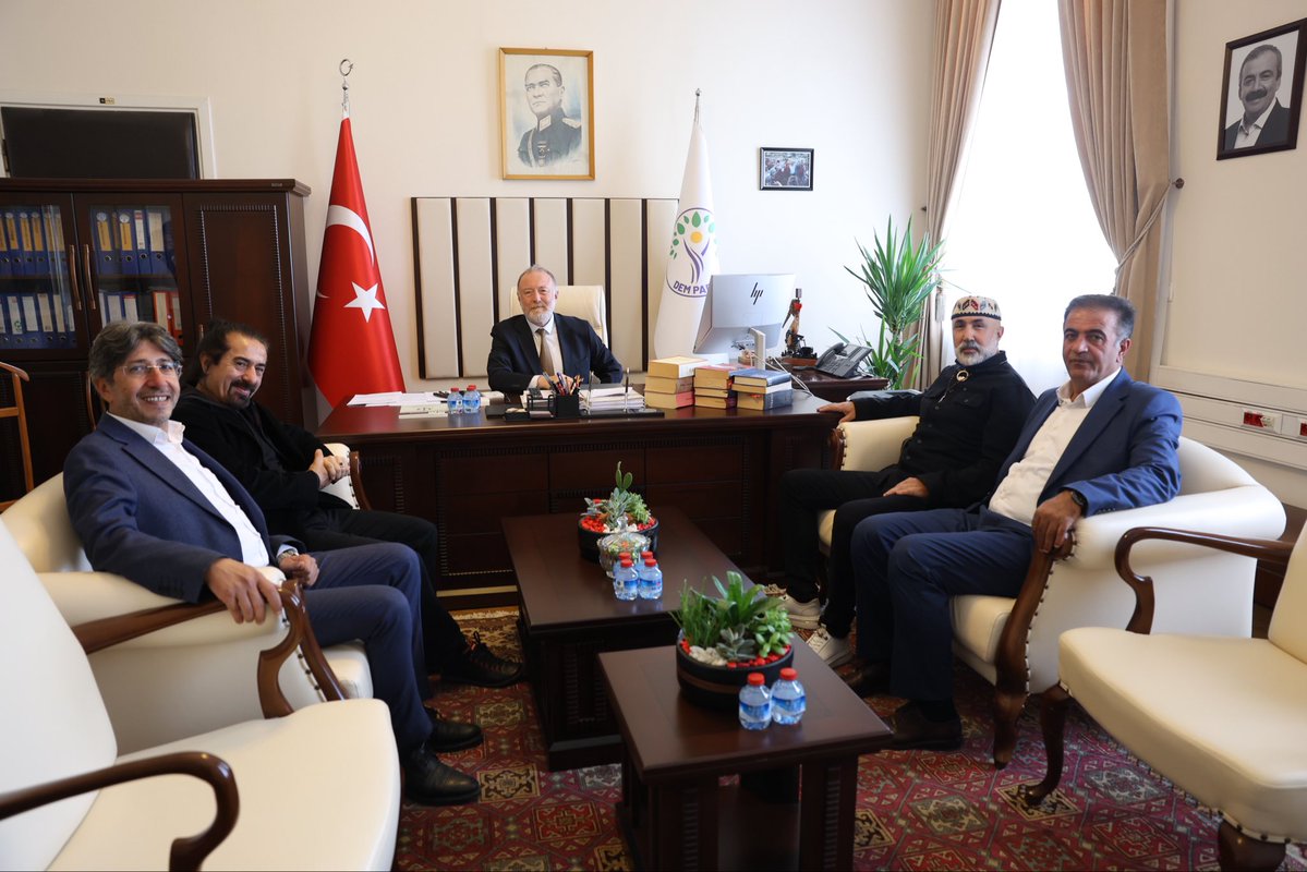 SezaiTemelli's tweet photo. Koma Amed’in kıymetli emektarları Süleyman Gültekin ve Serhat Karakaş Meclis’te, ziyaretimize geldiler. 

Bu topraklarda müziğin, sanatın ve ezgilerin taşıdığı hafıza hiçbir zaman silinmedi. Koma Amed, sadece bir müzik grubu değil; dengbêjlikten süzülüp gelen, ezgileriyle halkın duygusuna ve umuduna ses olan diri bir gelenektir.

Sanatın o birleştiren, dönüştüren ve direnç veren nefesini bizlere taşyan dostlarımıza ziyaretleri için sonsuz teşekkürler. Mücadelemiz de şarkılarımız da ortak.