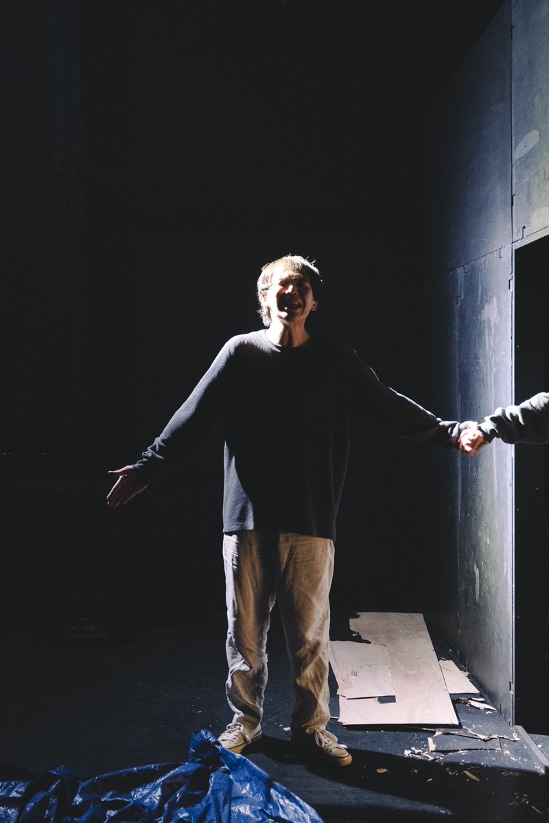 Ge_su_wa's tweet photo. 【過去公演紹介】
2025年12月
第四回公演『壁を背にして』
会場∶THEATRE E9 KYOTO

◎note「過去作品を振り返る：第四回公演『壁を背にして』」
https://t.co/O01E0XsTTQ

◎『T1NA』ご予約
https://t.co/nDLu7iNjvH

#ゲスワT1NA

（撮影：脇田友） https://t.co/ibvlDRybxP