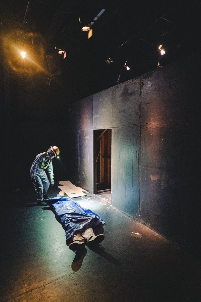 Ge_su_wa's tweet photo. 【過去公演紹介】
2025年12月
第四回公演『壁を背にして』
会場∶THEATRE E9 KYOTO

◎note「過去作品を振り返る：第四回公演『壁を背にして』」
https://t.co/O01E0XsTTQ

◎『T1NA』ご予約
https://t.co/nDLu7iNjvH

#ゲスワT1NA

（撮影：脇田友） https://t.co/ibvlDRybxP