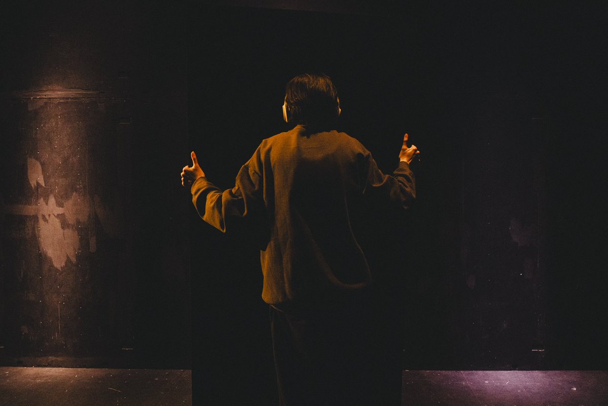 Ge_su_wa's tweet photo. 【過去公演紹介】
2025年12月
第四回公演『壁を背にして』
会場∶THEATRE E9 KYOTO

◎note「過去作品を振り返る：第四回公演『壁を背にして』」
https://t.co/O01E0XsTTQ

◎『T1NA』ご予約
https://t.co/nDLu7iNjvH

#ゲスワT1NA

（撮影：脇田友） https://t.co/ibvlDRybxP