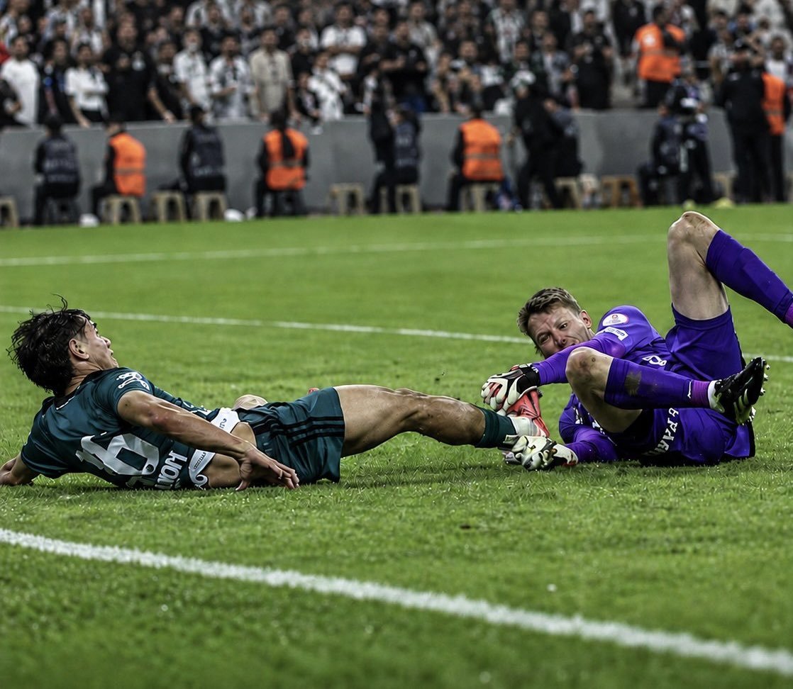 KSReview_'s tweet photo. Bu pozisyonun hiçbir şekilde izahatini yapamayan jimnastik medyası yalnızca bize iftira atarak bazı konuları kapatmaya çalışıyor. Basın mensuplarımıza neler yapıldığı ortadayken kelâmınızın hükmü yoktur. 

Şunu da bilin, İZMİT çocuğu öyle giden otobüse meşale, havai fişek atıp kaçmaz. Görmek isteyen varsa,

İZMİTE GELENE BİLET BEDAVA!