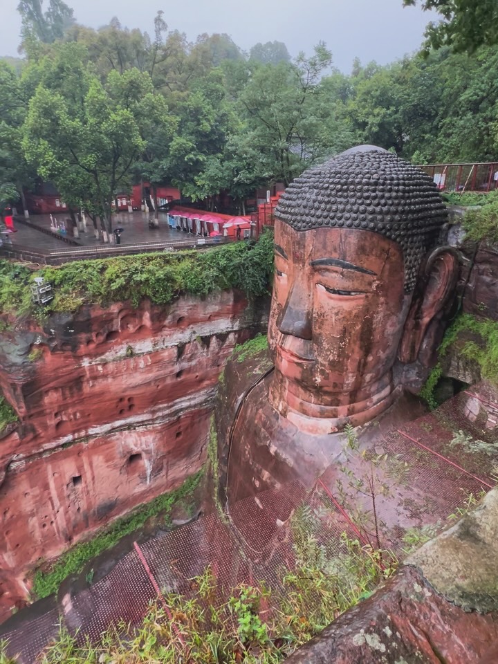 Nop1ay's tweet photo. Il Buddha di Leshan, alto 71 metri, è il più grande Buddha in pietra del mondo. Da Chengdu si raggiunge in circa un’ora di treno. Andate presto, poi ammiratelo dal fiume: la prospettiva è spettacolare. https://t.co/NSJAJFOS90