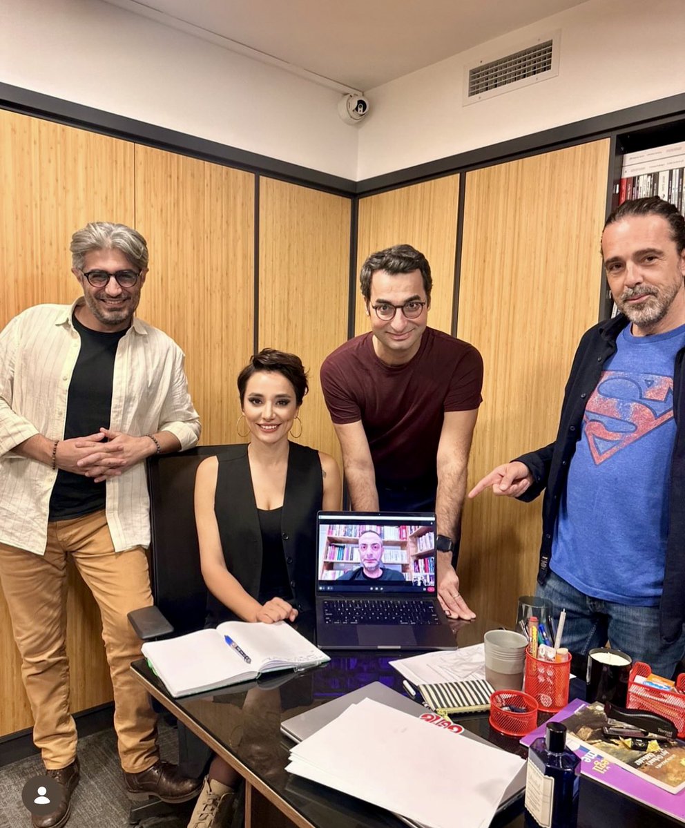 AvAliDvrmAn's tweet photo. Murat’ın ayağına kelepçe takarak susturmaya çalışanlara en güzel cevap ekip arkadaşlarından geldi. 

En zor şartlarda gerçeği haykırmaya devam eden 5 özgürlük savaşçısını alkışlıyorum 👏🏼 https://t.co/x4ULlIQUkb