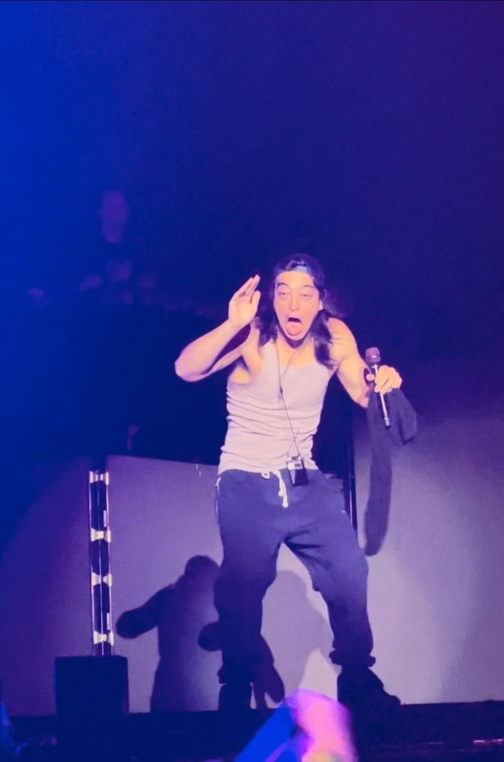 joji_bobatea's tweet photo. What did he see 😭 https://t.co/7ujzDUyEKW
