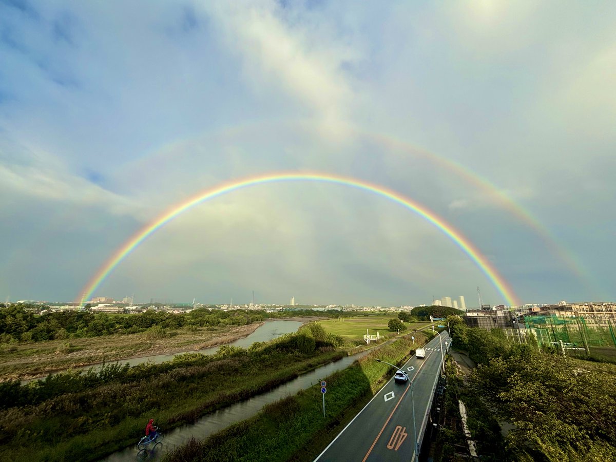 crazy_mentaiko's tweet photo. 特大のダブルレインボー🌈 https://t.co/bDofVXGnN7