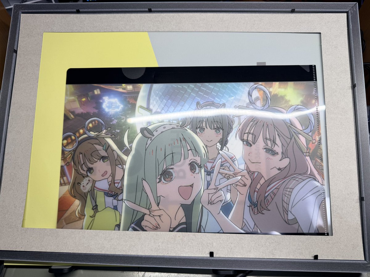 bPLL10hy_urro's tweet photo. 超かぐや姫4人組のファイルを額縁に納めます

透けちゃうので　ダイソーの厚紙を用意し背面に置きます　切り込みを入れて四隅を止めます

これまたダイソーの220円の額縁にぶち込みます

ところで背面に紐通す場所がない https://t.co/nBGotjox3i
