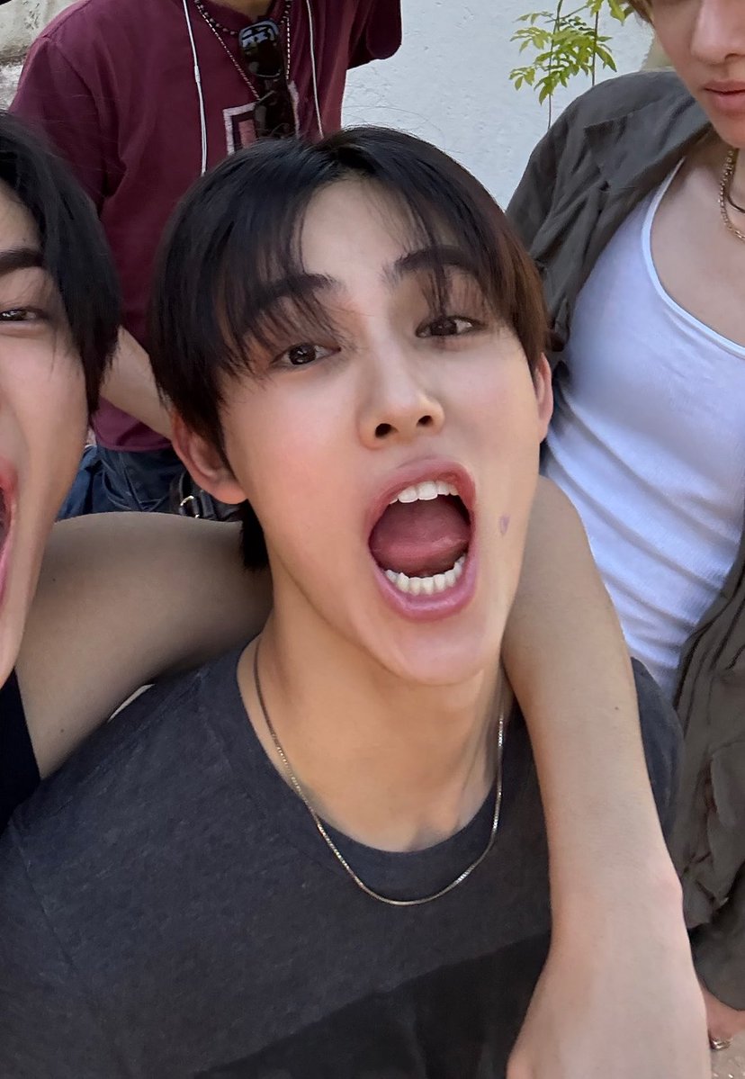 salty6arame1's tweet photo. 찌발 눈썹 똑같음ㅋㅋㅋㅋㅋㅋㅋㅋ https://t.co/BVW2EE5s0K