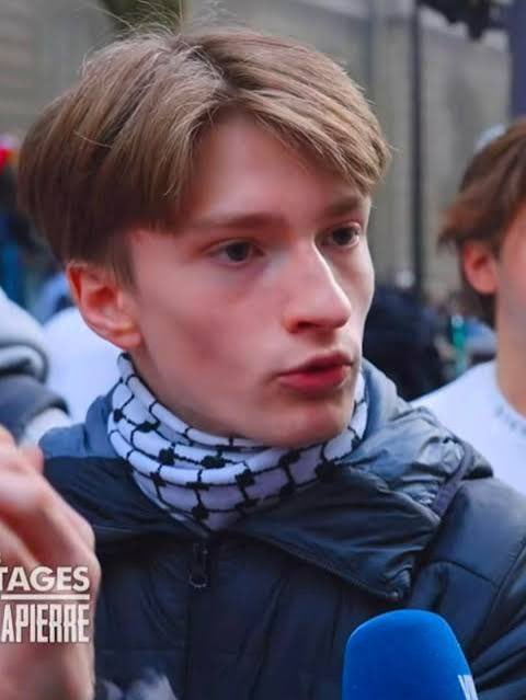 Sanicdawae's tweet photo. @TwitchGauchiste "Les seuls qui ont raison de rester en cours ce sont les fils de bourgeois"
C'est vrai qu'Elwan fait très prolo, avec le fils d'Antoine de Caunes et dernièrement Greta Thunberg qui participeront au manifs.
Il n'y a que les cancres et les bobos,en bref la LFI, à ces manifs. https://t.co/v3k41lpYDs