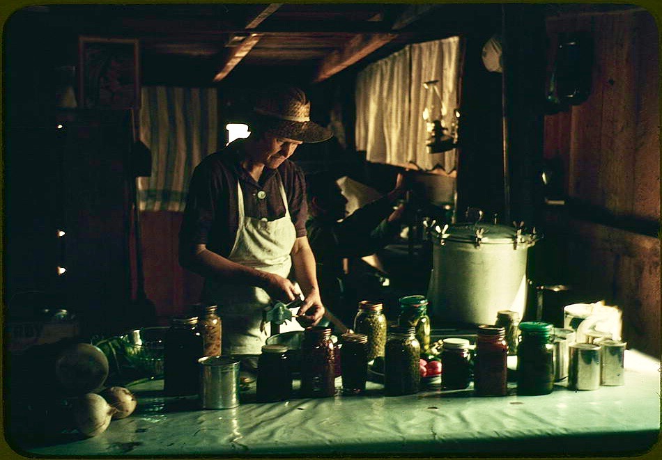 LRonLacy's tweet photo. In #OCTOBER 1940
‘Wife of Jim Norris with canned goods, Pie Town, New Mexico’ Color transparency. Russell Lee (1903-1986) for the #FarmSecurityAdministration
October 1940
#PieTown #NewMexico #homesteading #homesteaders #farming #canning #homecanning #RussellLee #colorphotography https://t.co/Jt6sIobMQf