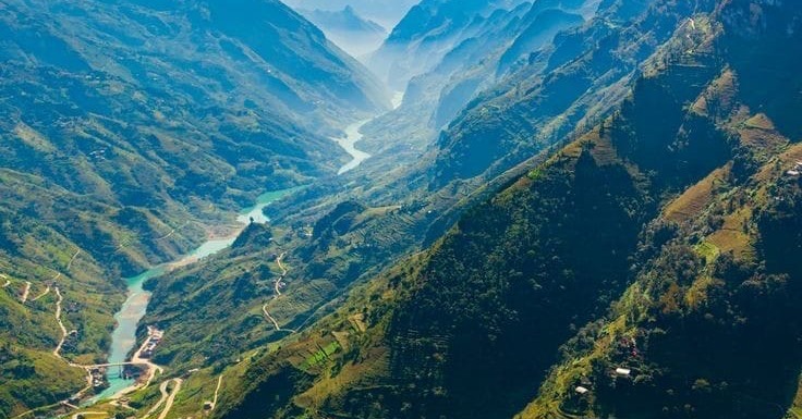stolf_lucas's tweet photo. Ha Giang, near Vietnam’s northern border, is a gateway to timeless traditions and breathtaking mountain landscapes. Beyond the modest town lies an authentic hiking paradise for travellers seeking the untouched soul of northeastern Vietnam. https://t.co/BIsc2LD8gf