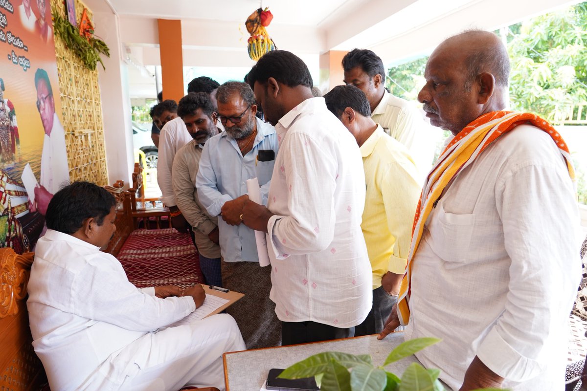 Drswamydola's tweet photo. తూర్పు నాయుడుపాలెం క్యాంప్ కార్యాలయంలో ప్రజల నుంచి వినతులు స్వీకరించాను.

అధికారులతో మాట్లాడి పలు సమస్యలు అక్కడికక్కడే పరిష్కరించాను.

ప్రజల నుంచి ప్రతి అర్జీని క్షుణ్ణంగా పరిశీలించి ప్రజలకు న్యాయం చేస్తున్నాం.

ప్రజా సమస్యల పరిష్కారమే కూటమి ప్రభుత్వ మొదటి ప్రాధాన్యత.

#DsbvSwamy
#SocialWelfareMinister
#SwamyforKondapi
#ManaSwamyManaKondapi