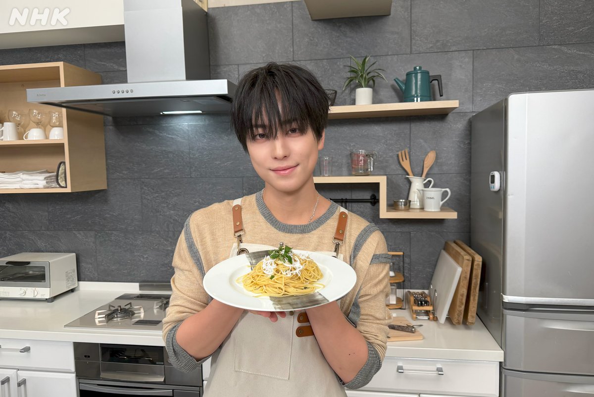nhk_venue101's tweet photo. 🤳#Venue101 見逃し配信中💿

🍽️#Menu101🍳

File No.13
#TAKI が作る 
君の「おいしい」が聞きたくて
～しらすと大葉のペペロンチーノ～

✅大葉は先に炒めてオリーブオイルに香りをプラス🌿
✅レモン汁を加えるTAKI流アレンジ🍋

他にもこだわりが👀
料理を始めるきっかけとなったメンバーとのエピソードも❣️

詳しいレシピは見逃し配信でチェック✨👇️
https://t.co/lmEN5ZIgRp

#andTEAM
#GoodBoy