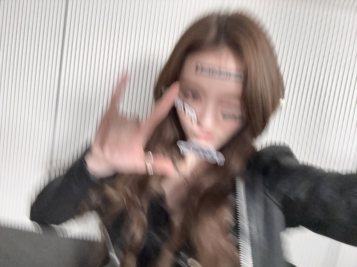 MEOVV_talk's tweet photo. [💜] 

🩹😳

#ELLA #엘라 
#MEOVV #미야오 https://t.co/Ck5XFIHYsr