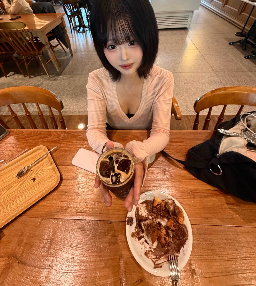 woe1nee's tweet photo. 가을이니까 단발///(부끼부끼) https://t.co/xYjhZOJiLW