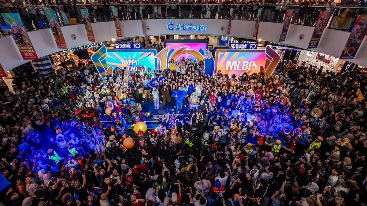 esportspulse1's tweet photo. MOONTON Games held simultaneous 10th anniversary festivals for @MobileLegendsOL. The events ran across the Philippines, Malaysia, and Indonesia from October 8 to 11, according to organizers.

The #LibreNiMLBB food-treat campaign was held in Manila alongside a Metro Manila parade truck, tournaments, and creator appearances. In Kuching, Malaysia, cosplayers brought all 133 MLBB heroes to life, several casual fun matches, and the Creator Awards to recognize community contributors. The Indonesia stop in Surabaya featured sarong relays, developer meet-ups, cosplay, and community matches.

Photo credit: MOONTON Games

#MobileLegendsBangBang #MobileLegends #MLBB #Moonton #Indonesia #Malaysia #Philippines #Esports