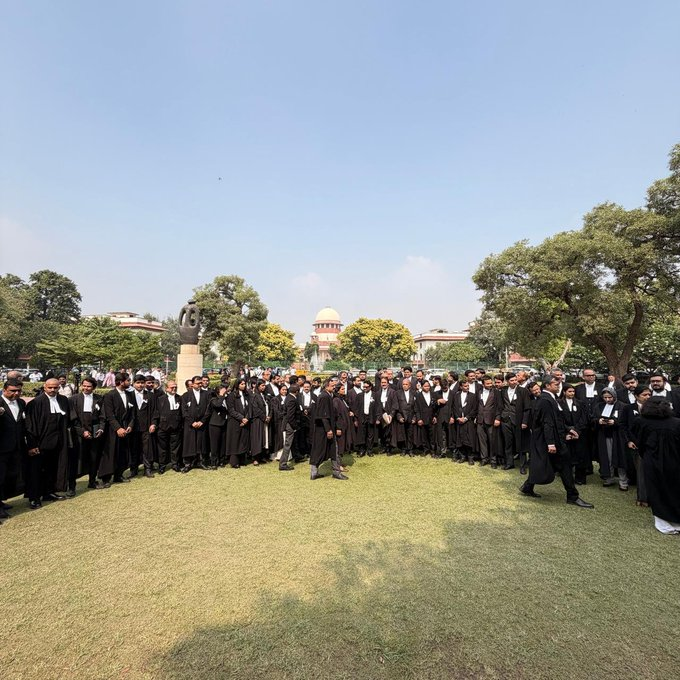 Article19_India's tweet photo. दिल्ली पुलिस की खिलाफ सुप्रीम कोर्ट के वकीलों का विरोध!

सुप्रीम कोर्ट बार एसोसिएशन और सुप्रीम कोर्ट एडवोकेट्स ऑन रिकॉर्ड एसोसिएशन के सदस्यों ने मीडिया पार्क में उन बार (वकीलों के संगठनों) के समर्थन में इकट्ठा होतक मौन रखा जिनके साथ CEC के चल रहे विरोध प्रदर्शनों के दौरान पुलिस ने कथित तौर पर बुरा बर्ताव किया था।