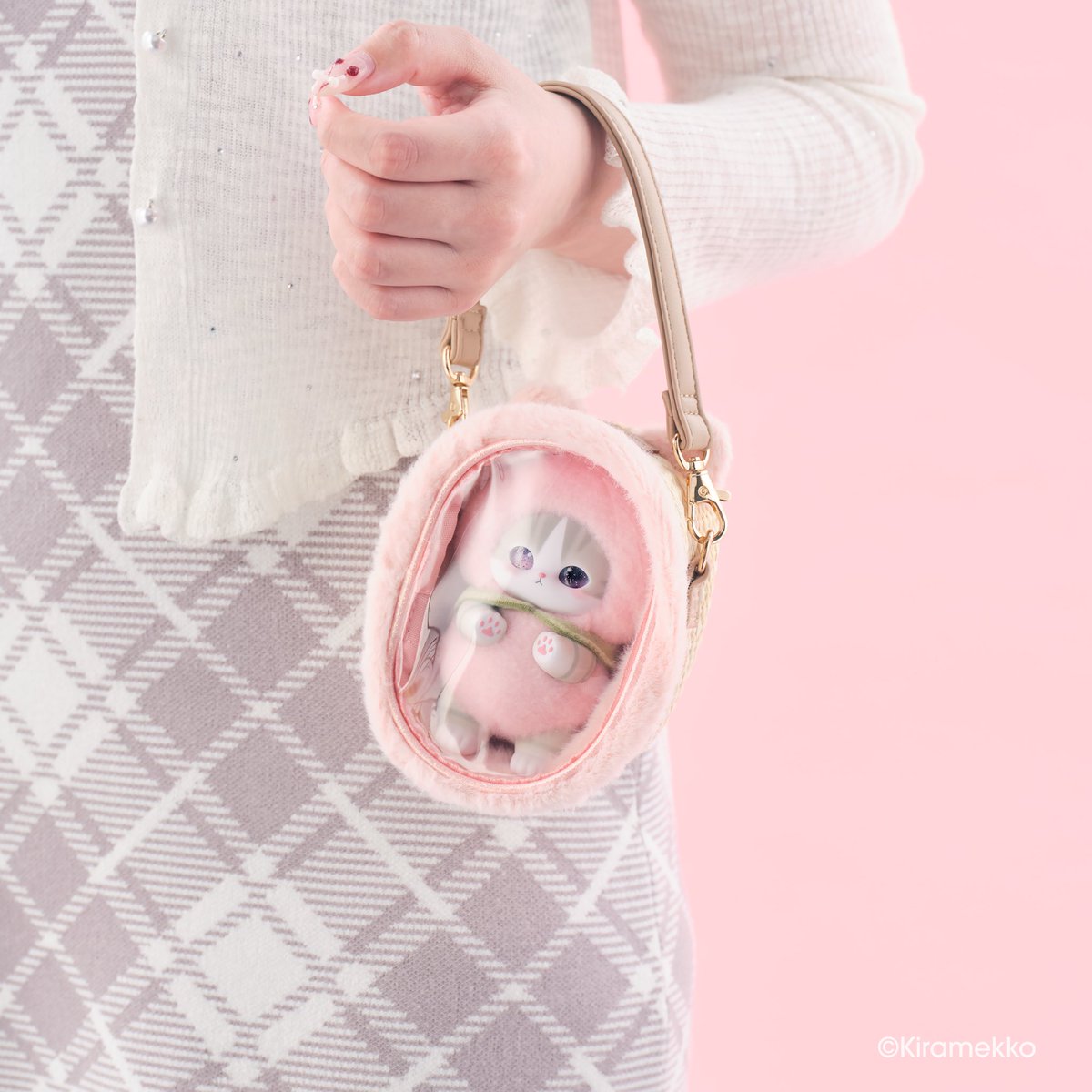 Kiramekko_pr's tweet photo. ＼10月23日(金)発売🐈／

お気に入りの子に、ちいさなおうちを🏠✨

Kiramekkoがすっぽり入る「ミニネコハウスポーチ」が新登場！

ちょこんとついたネコ耳と、うしろのカードポケットがポイント🐾

お気に入りのKiramekkoと一緒におでかけしよう💕 https://t.co/61KCn5bjG7
