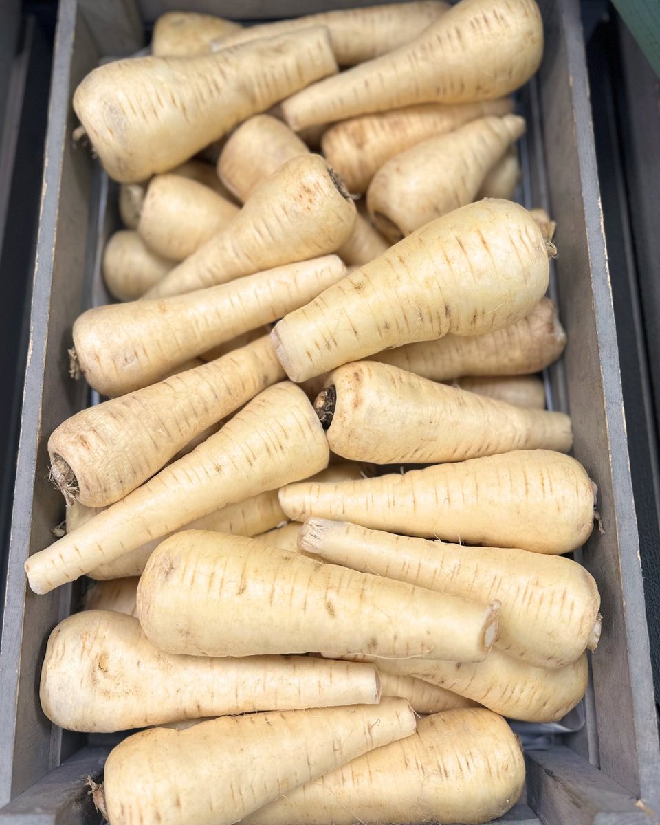 haywards1990's tweet photo. The weather has changed, and it’s definitely starting to feel more like autumn! 💛 Time for root vegetables, and one of our faves is the British parsnips !
Pair them with our local meat for the ultimate roast dinner! 🥩 #Parsnips #AutumnVeg #SeasonalEating #KeepingItLocal https://t.co/hH9blvauJ9
