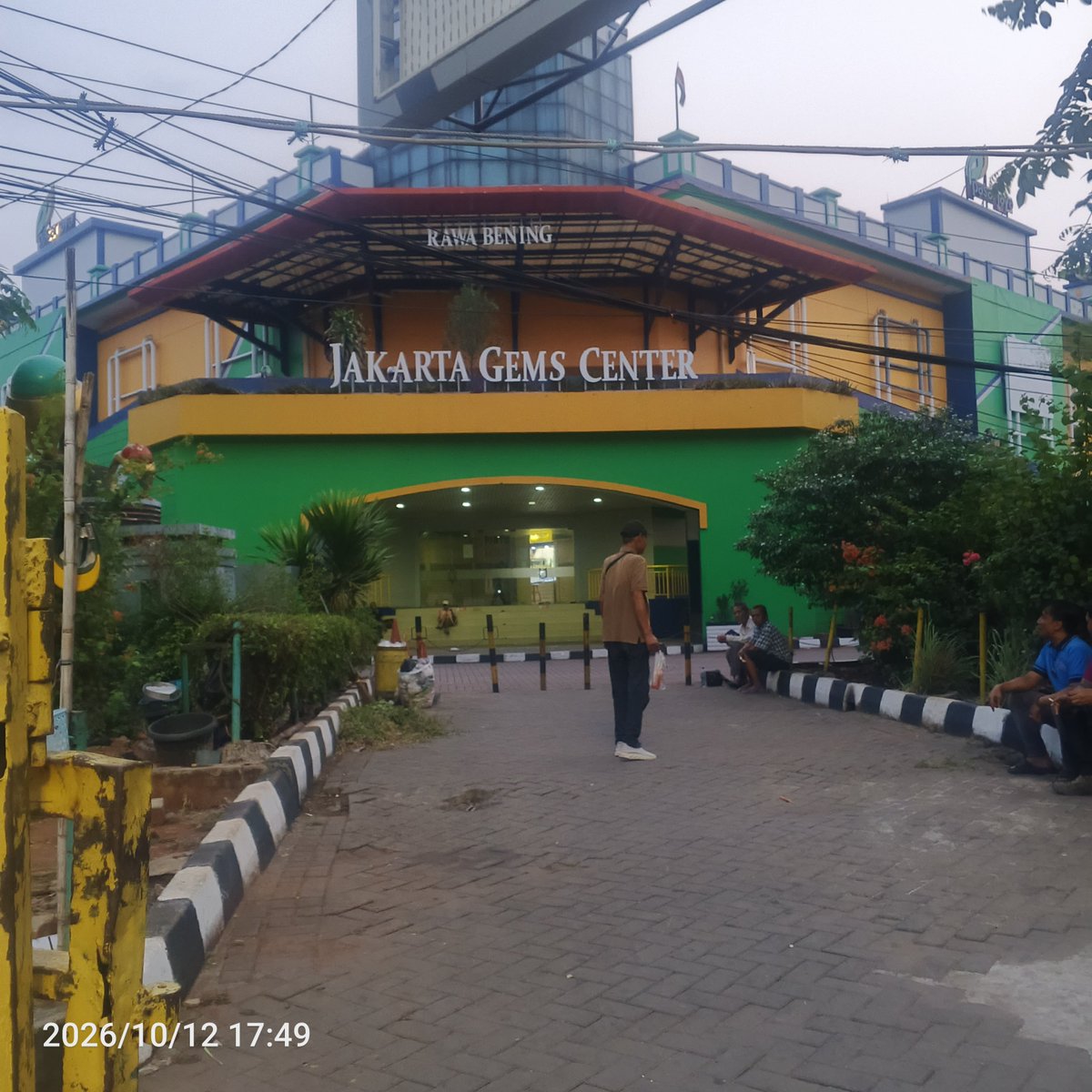 AbiErpan's tweet photo. Edisi kemaren ngajak istri cuci mata liat berlian🤣🤣
Terus katanya pengen hape, ya udah mampir ke sebelahnya kita ke pasar loak. 
Kaget dia baru pertama kali maen ke pasar loak. Akhirnya cuma makan mie ayam doang🤣🤣 https://t.co/Q0GIPswRN3