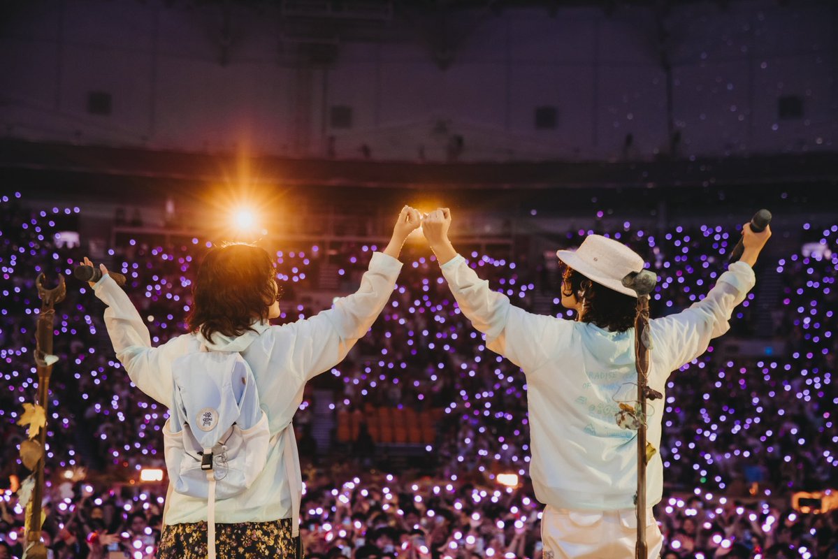 akmu_updates's tweet photo. Some details regarding AKMU's three-day 'Paradise of Rumors' concert at KSPO Dome (Seoul):

🎟️ 300 tickets (100 per show) were provided to children in orphanages, people with visual impairments, youths preparing for independence, people with developmental disabilities, etc.

🍔 AKMU considered handing out Lotteria burgers (a brand they currently model for) to all 30,000 attendees, but couldn't due to the venue's no-food policy.

🚗 Lee Chanhyuk personally went to Daegu to purchase a 1987 Hyundai Pony, then had it tuned for the opening scene of their performance.

©️ Source: https://t.co/ktmQfnTIX6