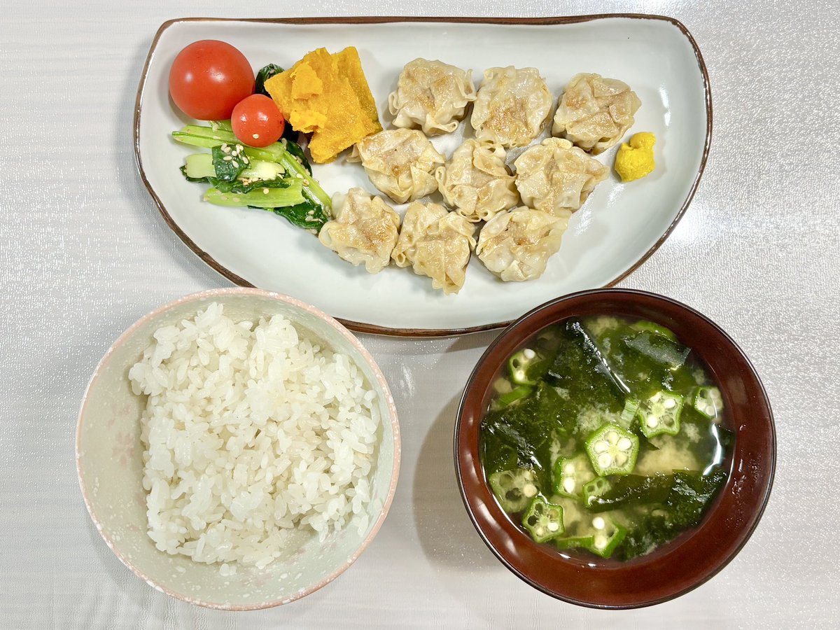 chamo_usagi's tweet photo. 🍚今日のちゃもごはん🍚

・プチトマト
・小松菜ナムル
・かぼちゃの煮物
・シュウマイ(スーパー)
・ごはん
・わかめとオクラの味噌汁 https://t.co/WuemdhrXYe