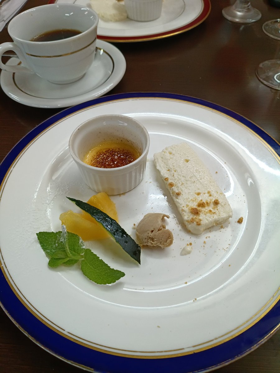 mugiwaraneko01's tweet photo. 久しぶりに近くの #ビストロサリュー で、ランチした- ̗̀ 🍽𓈒𓂂𓏸
仔羊のローズマリー風味 お肉が美味しかった  🐑    デザートのレアチーズがさいこーだった https://t.co/Ym7sj6lHDo