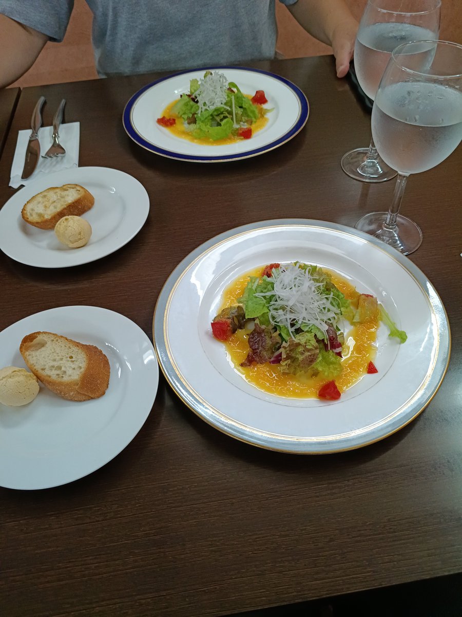mugiwaraneko01's tweet photo. 久しぶりに近くの #ビストロサリュー で、ランチした- ̗̀ 🍽𓈒𓂂𓏸
仔羊のローズマリー風味 お肉が美味しかった  🐑    デザートのレアチーズがさいこーだった https://t.co/Ym7sj6lHDo