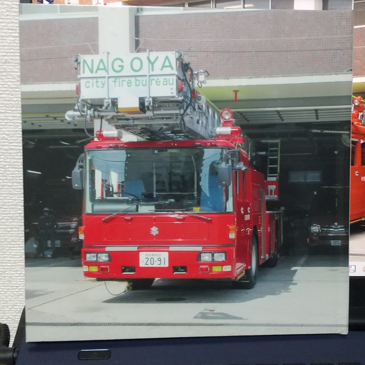 tonomrem's tweet photo. 自作のはしご車さん（推し）写真集が、発行2年3ヶ月を経て、国立国会図書館に収蔵されました。条件を満たしてないのでダメ元でしたが、市・県ですでに収蔵されてる実績により受理された（と理由書きがあった）。ついに国家レベルで、この可愛い過ぎるはしご車さんの姿が保存される｡ﾟ(ﾟ´Д｀ﾟ)ﾟ｡ https://t.co/VhXwPeELIS