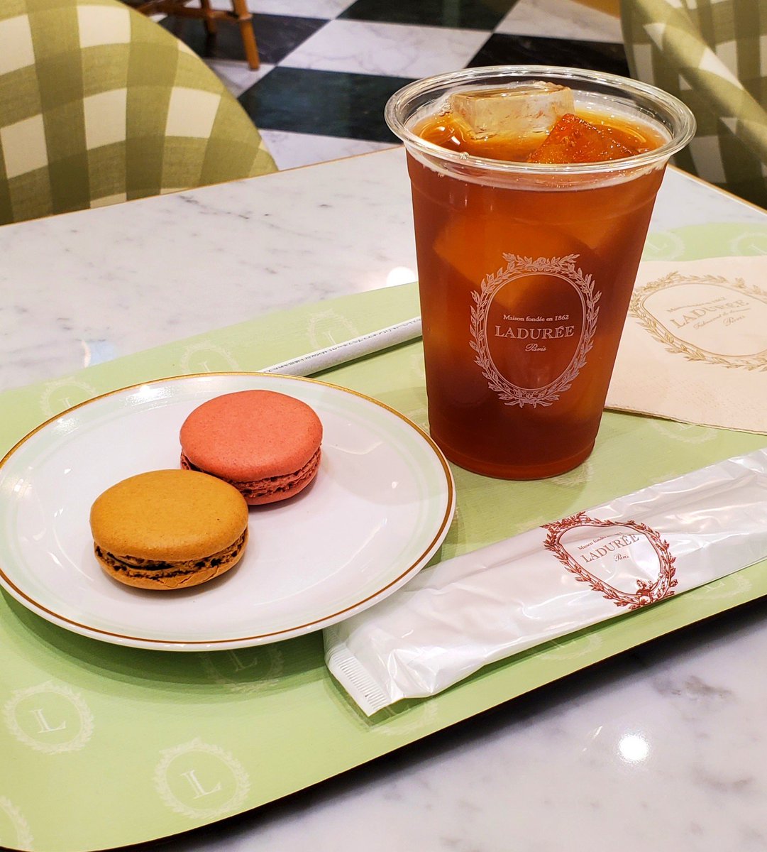KoYu1717's tweet photo. 大宮着弾💃
新幹線の時間迄
Afternoon Tea✨️
いつものルミネのスタバ
高みの見物は混んでて断念
南改札にこんな
オシャンティーな所有った？
LADURREE
マカロンセット
フランボワーズと
限定ショコラ
食べ物なのにｶﾜｴｴ~くて
震える((ﾟ□ﾟ;))
上品な甘さ✨️
ワタスにぴったり
だっちゃなや～🤩 https://t.co/fvEHcR5aKn