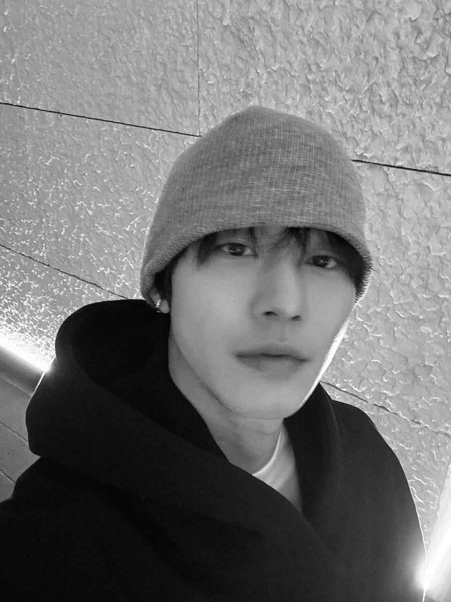 lostlambv's tweet photo. Felt delete might cute later. https://t.co/9720u0QNwU