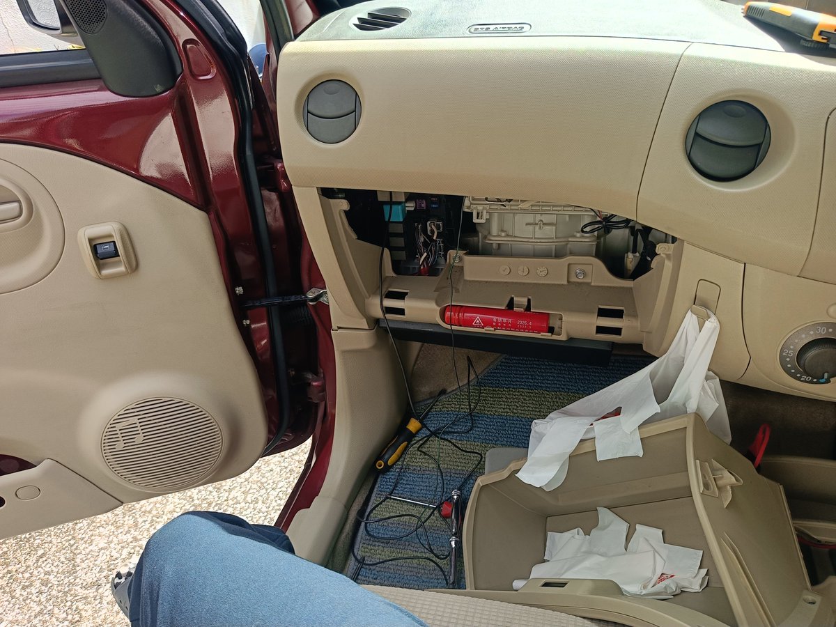 kanata_tsute's tweet photo. おかぁちゃんに車を買ってあげたんですが装備がないので、ひとまずETCだけ装着なぅ➰🌀 https://t.co/TKivfbVdeg