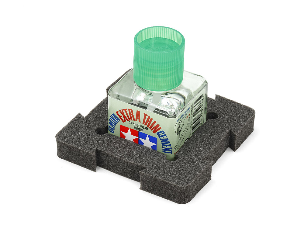 tamiyainc's tweet photo. 「角ビン (40ml) 用ベース」各種接着剤やスミ入れ塗料、マークフィットなど #タミヤメイクアップ材 でおなじみの四角いビン。作業中にうっかり倒してしまった…😖というトラブルを防止する便利グッズです。ベース同士を連結すればさらに安定感アップ！耐溶剤性の高いPEスポンジ製です。 https://t.co/aj9m0Mfwcv