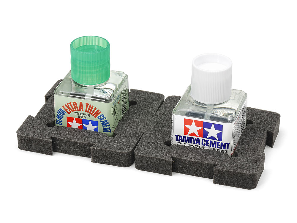 tamiyainc's tweet photo. 「角ビン (40ml) 用ベース」各種接着剤やスミ入れ塗料、マークフィットなど #タミヤメイクアップ材 でおなじみの四角いビン。作業中にうっかり倒してしまった…😖というトラブルを防止する便利グッズです。ベース同士を連結すればさらに安定感アップ！耐溶剤性の高いPEスポンジ製です。 https://t.co/aj9m0Mfwcv