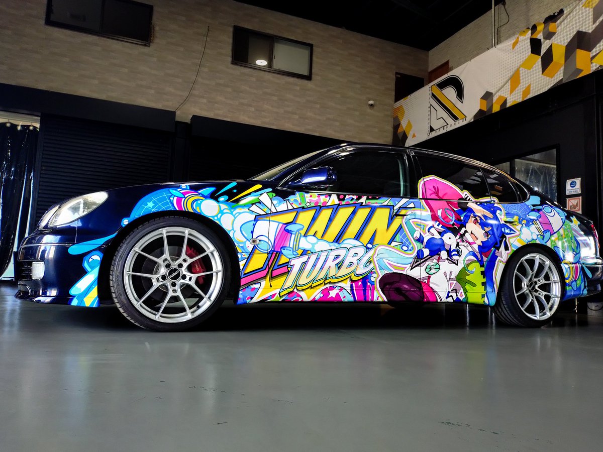 ttmh_ddr's tweet photo. "あの日憧れた、まなざしの先へ——。"

TOYOTA ARISTO V300 
　　　　　　×
ウマ娘Pretty Derby ツインターボ 

ソロ曲「▷▷▷▶︎ぶっとび かっとび 全開エンジン！」をモチーフに出走です！

俺がGAZEで憧れた、景色の先を見に。
一緒に行こう、ターボ。 https://t.co/L4cQwiUQ6W