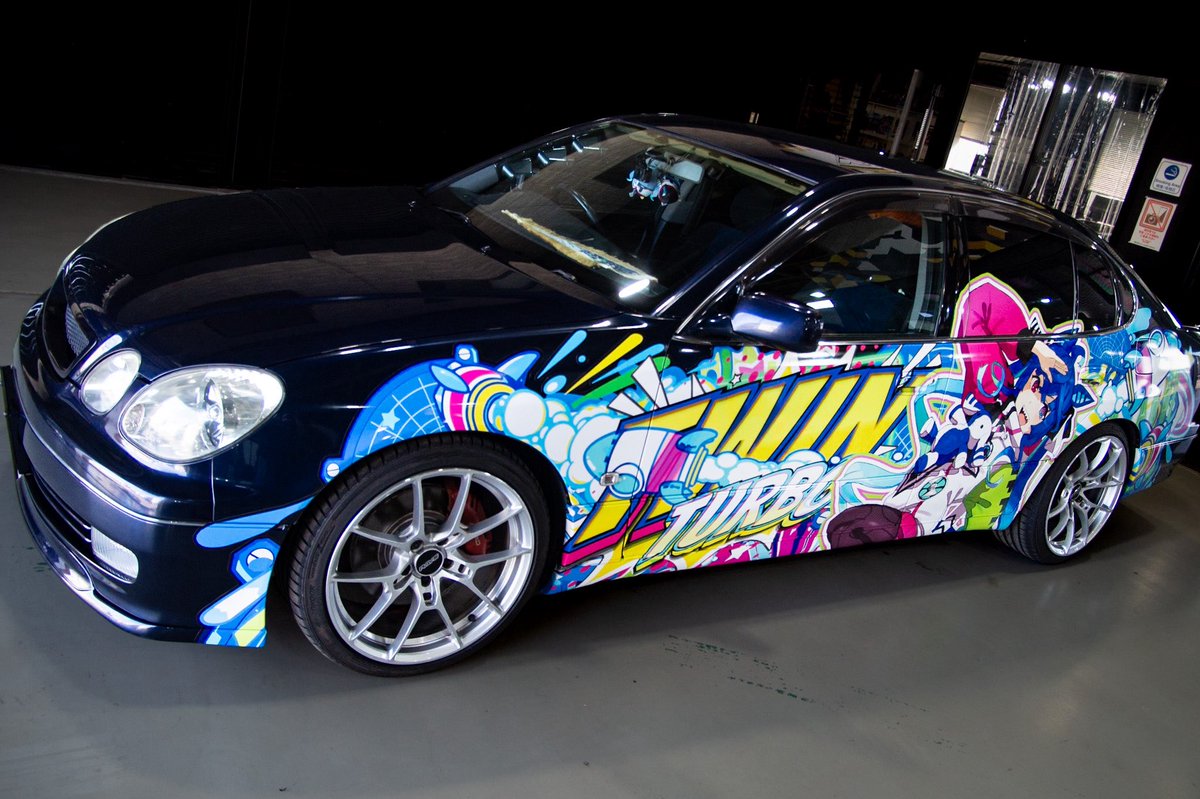 ttmh_ddr's tweet photo. "あの日憧れた、まなざしの先へ——。"

TOYOTA ARISTO V300 
　　　　　　×
ウマ娘Pretty Derby ツインターボ 

ソロ曲「▷▷▷▶︎ぶっとび かっとび 全開エンジン！」をモチーフに出走です！

俺がGAZEで憧れた、景色の先を見に。
一緒に行こう、ターボ。 https://t.co/L4cQwiUQ6W