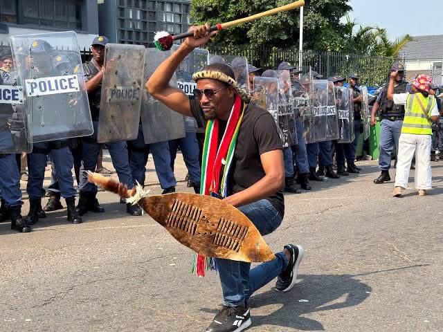 AfricaisBlack's tweet photo. This is a leader protected by the ringleaders of a violent mob. They claim to be "protecting the people of South Africa and women" from foreign criminals. https://t.co/k1OVPIdurT