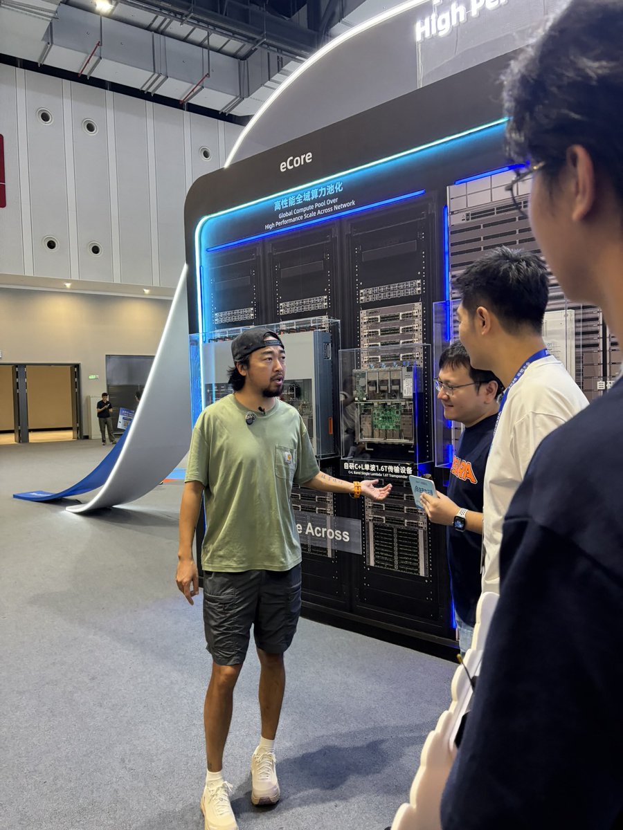linhuiww's tweet photo. 因为工作的关系，现场见到了峰哥，并跟峰哥合影了一张照片。

近距离接触网红，还是会感慨网红或者峰哥，还是太有网感和镜头感了。

我近距离跟他合影，大概 2-3 秒钟的时间，我就待待的站在那里笑，峰哥已经摆好表情和姿势合影了，而且看照片效果，非常有故事感。

现场跟主持人聊，虽然都有流程，但是也是各种接话，和引出话题，绝不会冷场。各种段子顺口溜，非常有网感，效果也是真���。

现场人气非常高，有男粉丝跟峰哥打招呼，说永远不死，峰哥都会微笑回应。

所以网红之所以可以成为网红，感觉网感和镜头感都是一流的水平。