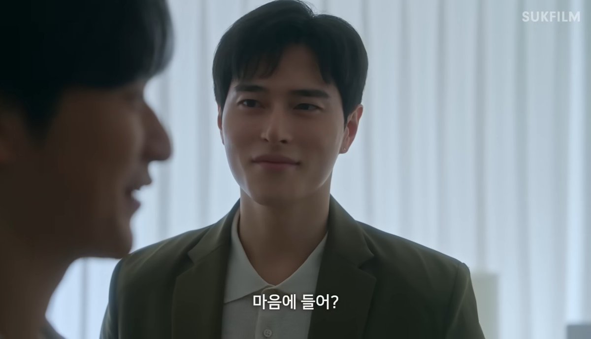 ottppt's tweet photo. 똑같이 옷을 선물해줬는데
서영우는 마음에 들어?이고 
서지혁은 마음에 안 들어요?임 
물으면서도 영우는 웃으면서 묻지만 지혁은 쳐다보지도 못하고.. 

이 질문의 주어가 옷이 아니라 질문하는 사람을 넣고 생각해보면 지혁과 도윤의 관계�� 너무나 한 방향 같아서 슬퍼짐 

내가 마음에 안 들어요? https://t.co/XfTYzB6Dw3
