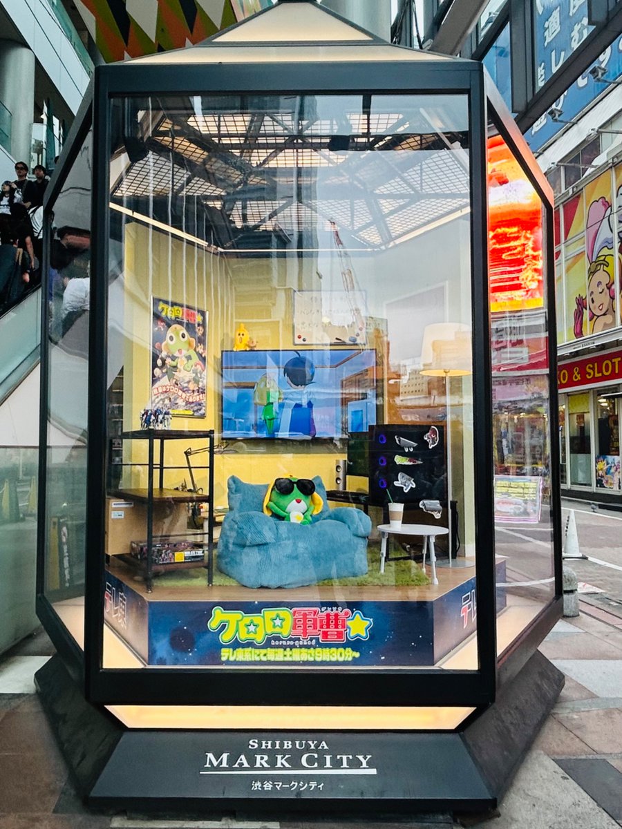 sign_display_'s tweet photo. 昨日より、渋谷マークシティ ランタンディスプレイにて「#ケロロ軍曹」が登場！
毎週土曜の朝、新作アニメを見てウキウキしている中で、活動拠点でくつろぐ姿を拝見できるなんて、なんとも嬉しい。
シブヤでの広報作戦は18日（日）まで！ https://t.co/mSVbaUfqlk